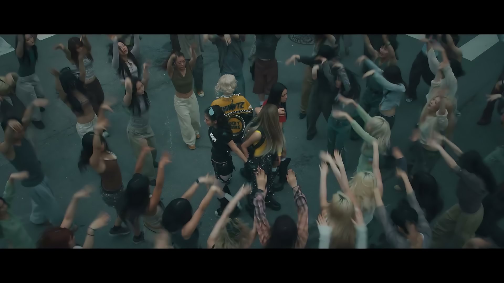 BLACKPINK - ‘뛰어’ M/V