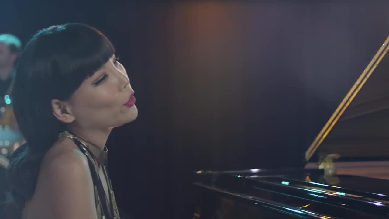 Dami Im - There's a Kind of Hush (All over the World)