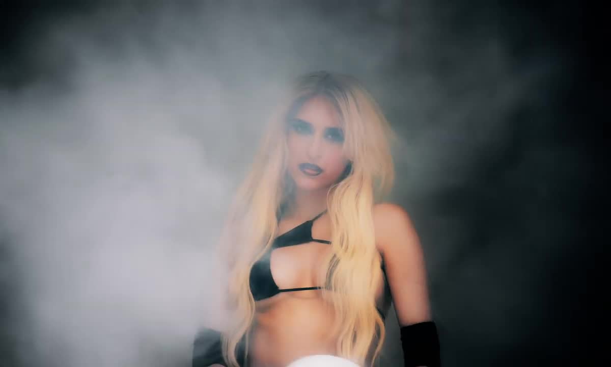 Gia Woods - Your Engine