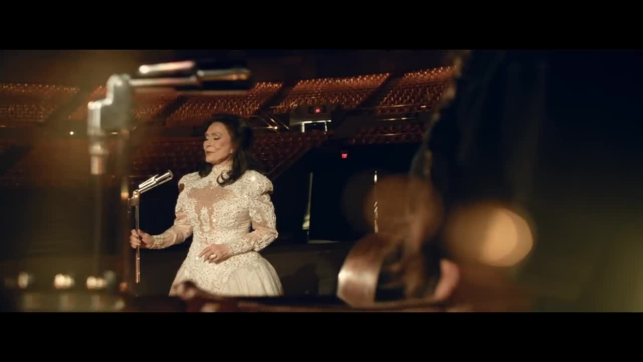 Loretta Lynn - Lay Me Down