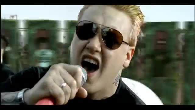 Papa Roach - She Loves Me Not