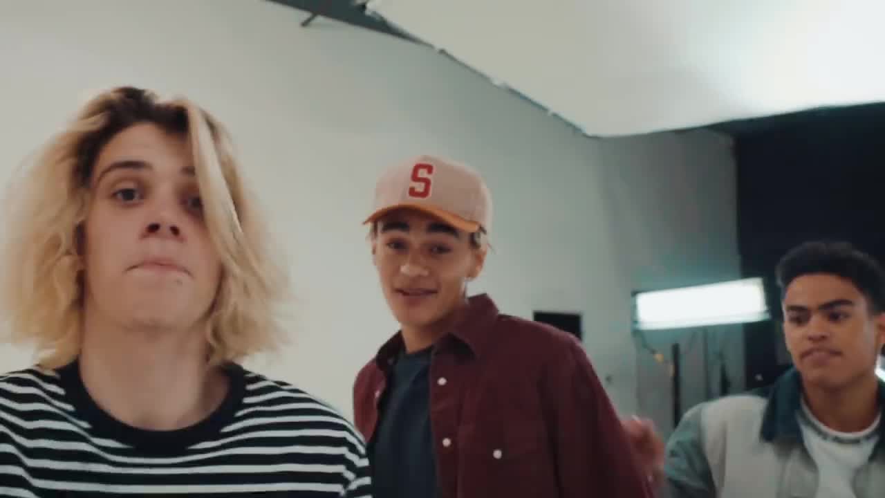 PRETTYMUCH - Teacher