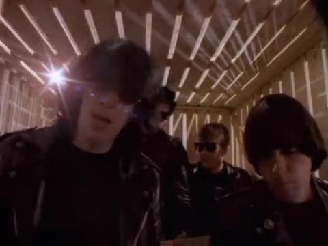 Ramones - Howling at the Moon