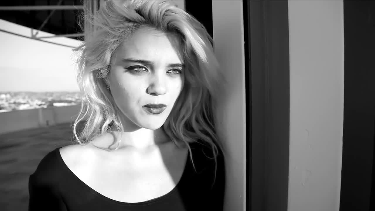 Sky Ferreira - Everything Is Embarrassing