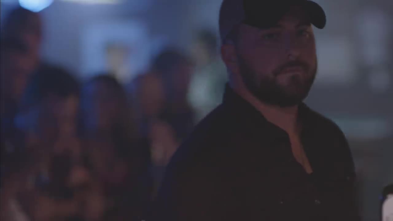 Tyler Farr - A Guy Walks Into a Bar